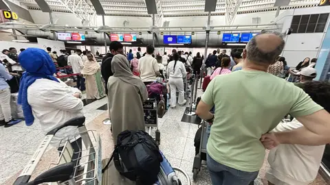 Miles de pasajeros transitaban por el Aeropuerto de Sharjah en Emiratos Árabes Unidos este domingo. (R. Perez / EL CORREO)