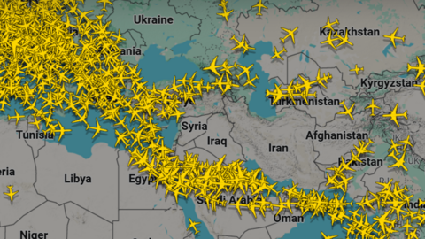 El sitio web de seguimiento de vuelos FlightRadar24 mostró que las aerolíneas no operaban en el espacio aéreo de Irán, Irak, Siria e Israel. (X: @flightradar24)