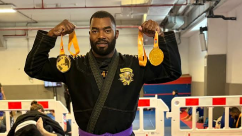 Rubén Escallón con sus dos medallas de oro. (Cedida)