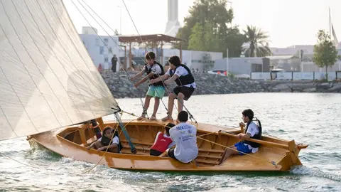 Tripulantes de un barco de vela en Abu Dhabi. (WAM)