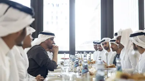 El presidente de EAU con kandora oscura frente al emir de Qatar. (WAM)