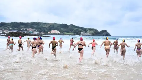 Salida en la prueba de Nadar surf femenina durante la primera edición de la Spanish Summer Beach Cup celebrada Cantabria. (Javier Sánchez-RFESS)