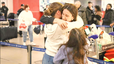 Argentinos evacuados de Israel, tras su llegada a Buenos Aires. (Fuente externa) 