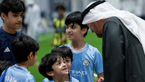 El presidente emiratí con niños en Abu Dhabi. (X)