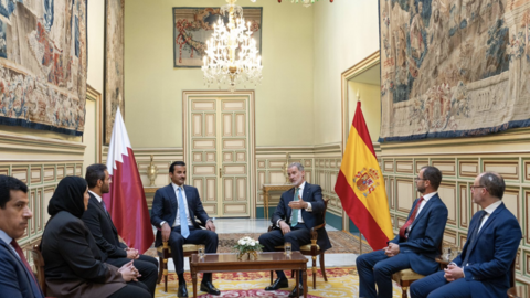 Un momento del encuentro entre el emir de Qatar y el rey de España. (X)