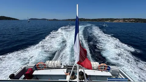 Un ferry navega este lunes bajo un sol de justicia en la costa del sur de Francia rumbo a la isla de Porquerolles. (EL CORREO)