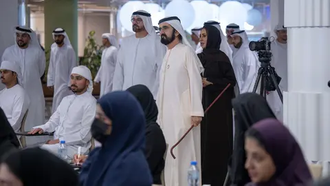 El gobernante de Dubai durante su visita a la Academia de Nueva Economía. (WAM)