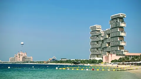 Una imagen de La Palmera de Dubai en verano. (EL CORREO)