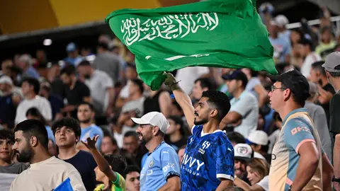 Aficionados del Al Hilal siguen en partido en la grada. (Fuente externa)