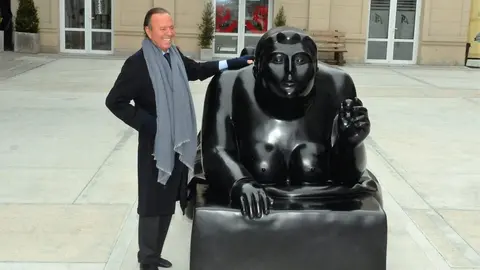 Julio Iglesias junto a una de las emblemáticas esculturas de Botero en Mar del Plata. (Fuente externa)