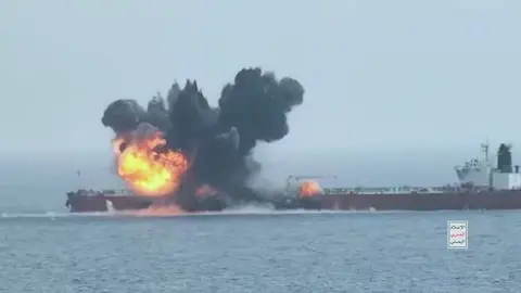 El barco Magic Seas tras el ataque. (X)