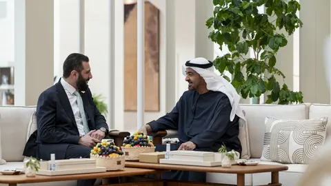 Los presidentes de EAU y Siria este lunes en Abu Dhabi. (WAM)