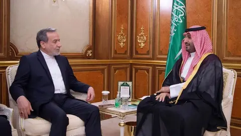 El príncipe heredero saudí junto al ministro de Exteriores de Irán. (WAM)