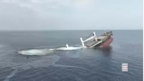 El barco Eternity C se hunde en el Mar Rojo. (X)