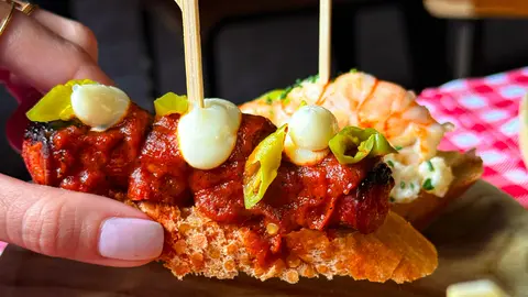 Lola Taberna ofrece una variedad de pintxos ilimitados inspirados en la gastronomía de Pamplona.