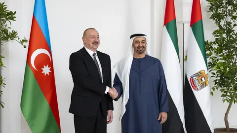 Los presidentes de EAU y Azerbaiyán este miércoles en Abu Dhabi. (WAM)