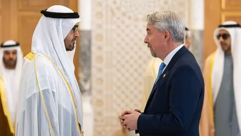 El presidente de EAU junto al embajador de Ecuador. (X)