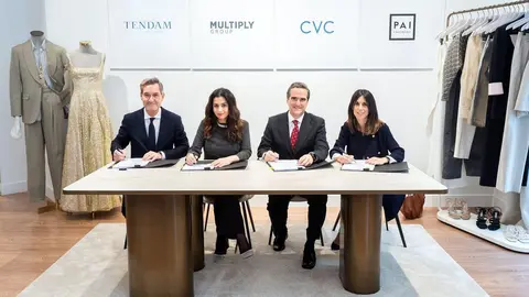 Un momento de la firma de la compra deTendam por Multiply Group. (WAM)