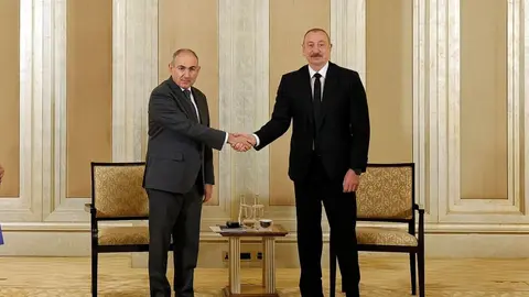 Los líderes armenio, Nikol Pashinián, a la izquierda y azerbaiyano, Ilham Aliyev, en Abu Dhabi. (WAM)