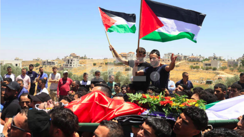 Cientos de palestinos se congregaron el sábado en Sinjil, cerca de Ramala, para rendir homenaje a Mohammed Rizq Hussein al Shalabi y Saif al Din Kamil Abdul Karim Musalat, quienes perdieron la vida en un ataque perpetrado por colonos israelíes. (Fuente externa)