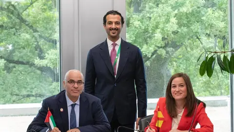 El ministro emiratí con los representantes de España y Marruecos. (WAM)