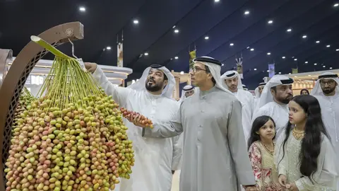 El jeque Mansour durante su visita al Festival del Dátil en Liwa. (WAM)