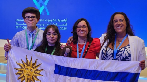 El estudiante uruguayo alza la bandera de Uruguay en Dubai. (X)