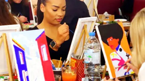 La celebración artística no solo promete diversión y creatividad, sino también una inolvidable noche de amistad y expresión personal. (lolataberna)