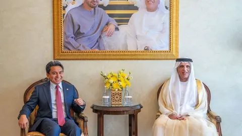 El gobernante de RAK junto al embajador de El Salvador. (WAM)