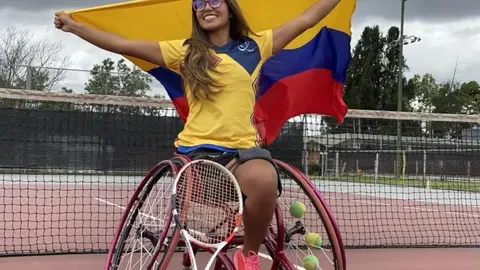 Angélica Bernal muestra su alegría acompañada de la bandera de su país, Colombia. (Revista Semana)