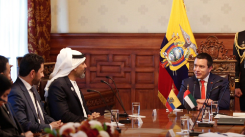 Un momento del encuentro entre el presidente de Ecuador y funcionarios emiratíes. (X)
