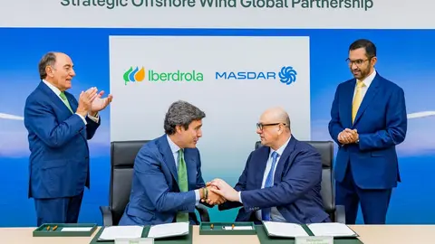 Un momento de la firma del acuerdo entre Masdar e Iberdrola. (WAM)