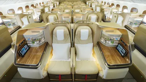 Cabina de clase ejecutiva del Boeing 777 modernizada de Emirates. (Emirates)
