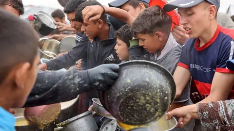 Palestinos esperan comida en Gaza. (WAM)