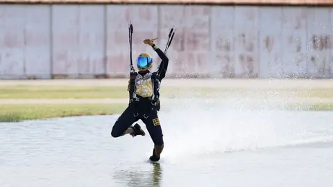 Un representante del paracaidismo de EAU. (WAM)