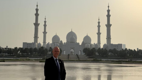 El embjador de Israel ante la Gran Mezquita de Abu Dhabi. (X)