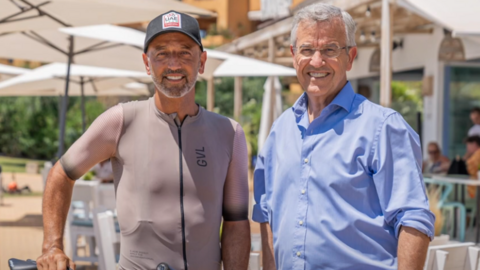 A la derecha el alcalde de Estepona junto al director deportivo del UAE Team Emirates. (Youtube)