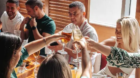 Lola Taberna ofrece cada día un animadísimo ambiente. (Cedida)