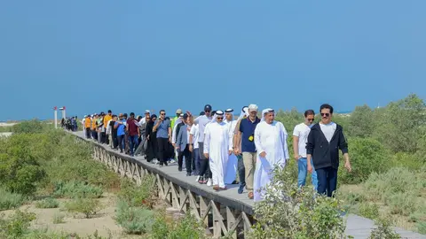 Más de 1.650 voluntarios, incluidos empleados de DEWA participaron en la plantación en el Santuario Jebel Ali. (WAM)