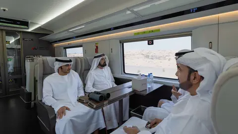 El gobernante de Dubai mira por la ventanilla durante su viaje en tren. (X)