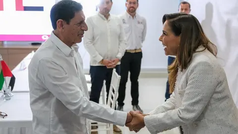 Salem Al Owais saluda en Cancún a la gobernadora del estado de Quintana Roo, Mara Lezama. (Facebook)