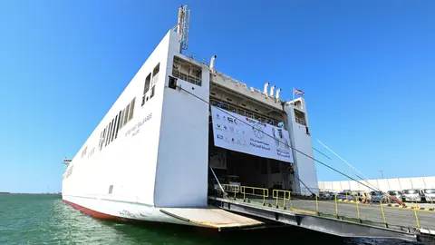 El barco emiratí con ayuda para Gaza. (WAM)