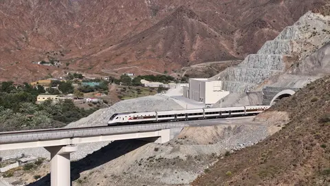Un tren recorre las montañas de EAU. (X)
