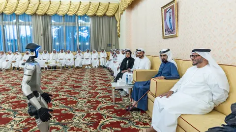 El robot saluda al gobernante de Dubai. (WAM)