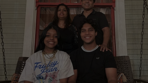 En primer término el estudante millonario con su familia. (Fuente externo)