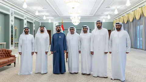 Encuentro del jeque Mohammed bin Rashid Al Maktoum con altos mandos retirados de la Policía de Dubai. (WAM)
