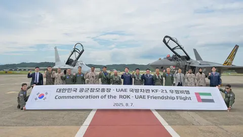 El teniente general Ibrahim Nasser Al-Alawi, secretario de Estado de Defensa de Emiratos Árabes Unidos, junto al general de Ejército Lee Yong-soo, jefe de Estado Mayor de la Fuerza Aérea de Corea del Sur. (WAM)