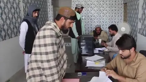 En la imagen de EPA, varios de los más de 15,000 afganos que han completado su inscripción en un programa de empleo destinado a trabajar en Qatar.