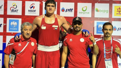 Segundo por la izquierda el boxeador emiratí. (WAM)