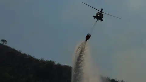 Helicóptero realiza una descarga sobre un incendio en Albania. (EU en Albania)